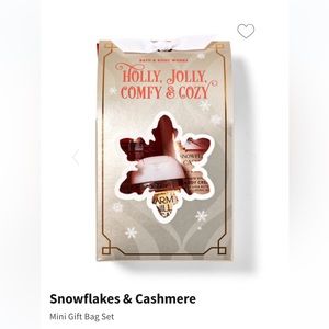 Bath and Body Works Holly, Jolly, Comfy & Cozy bath set snowflakes and cashmere